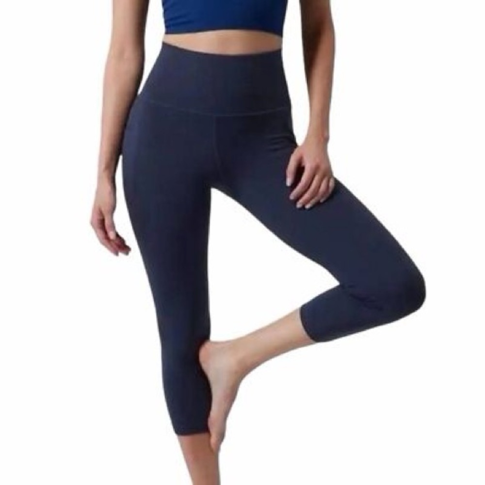 Athleta salutation stash pocket II capri in navy blue size large
